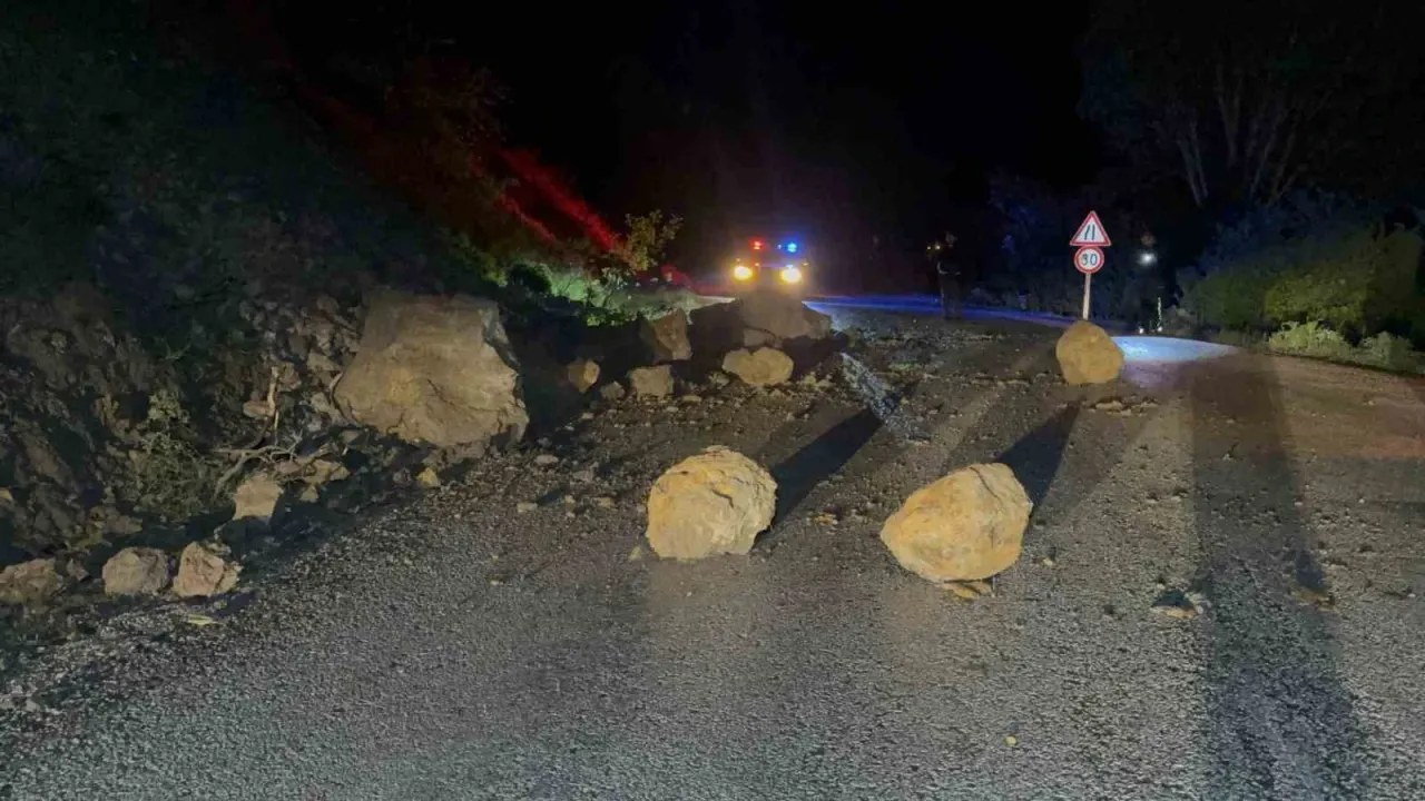Kastamonu'da şiddetli yağış sonrası yamaçtan kopan dev kaya parçaları karayolunu ulaşıma kapattı. Şans eseri can kaybı …