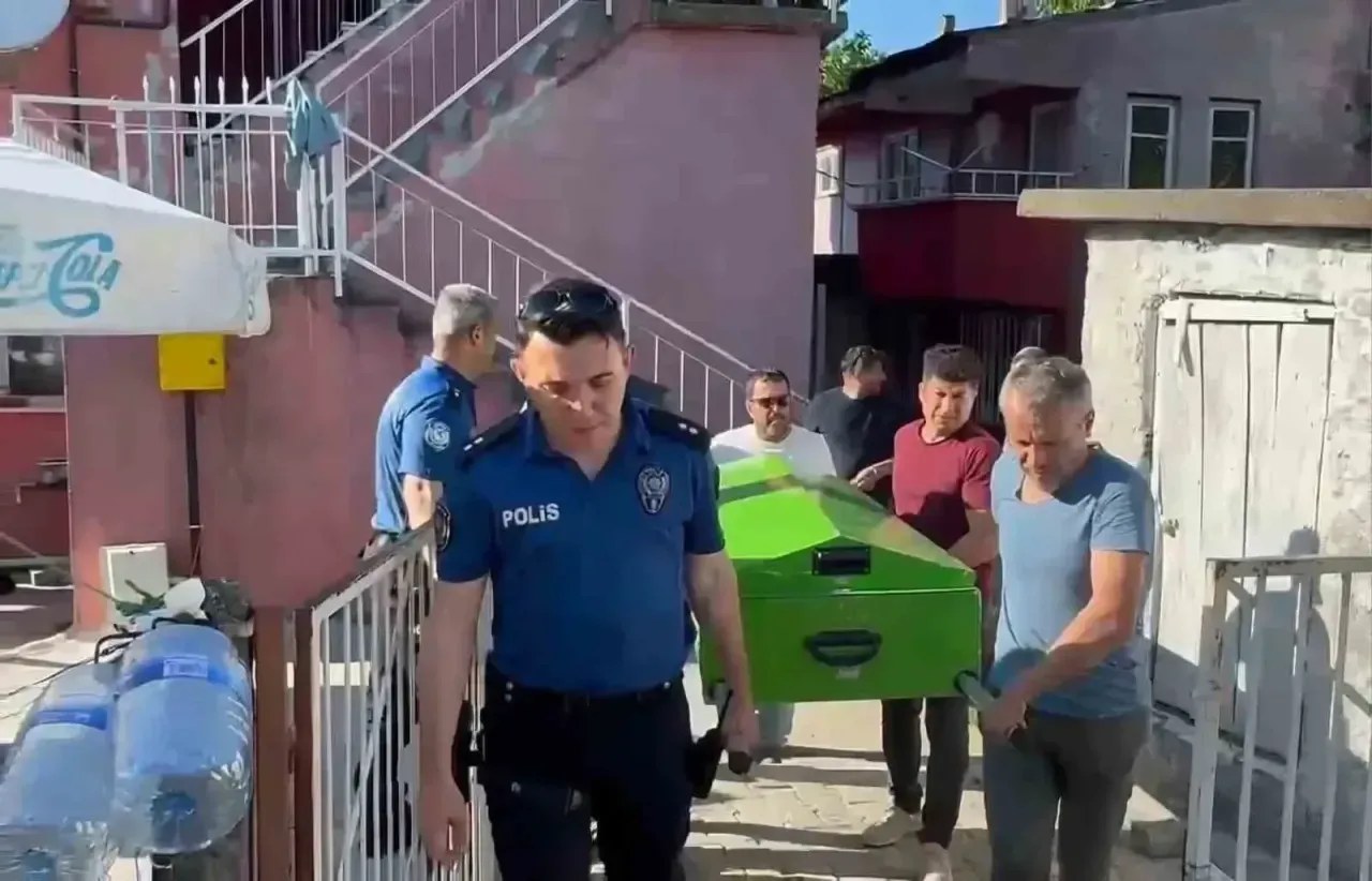 Kastamonu'nun komşu ilçesi Amasra'da, 16 yıldır görev yapan emniyet teknisyen yardımcısı Recep Kiren evinde ölü bulundu…