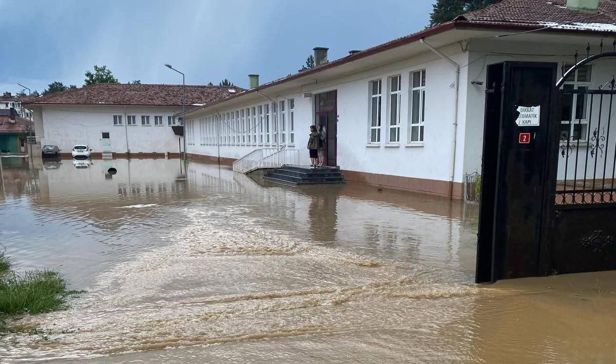 Kastamonu Daday'ı Dolu ve Sağanak Vurdu: Yaşam Felç Oldu