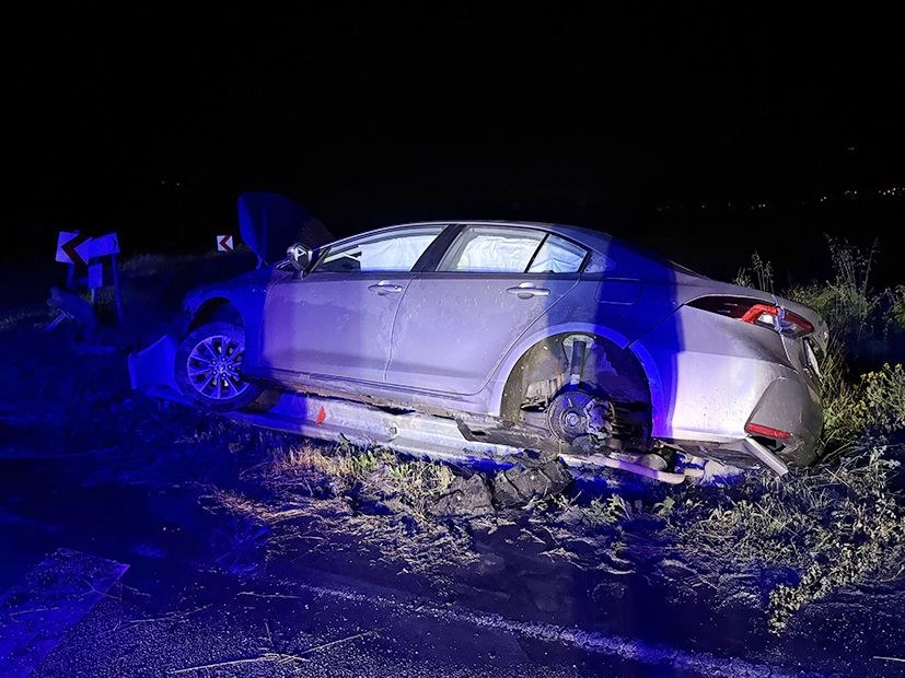 Kastamonu Tosya D100'de Kaza: Bariyerlere Çarpan Araçta 2 Yaralı